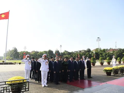 Chùm ảnh: Lãnh đạo Đảng, Nhà nước tưởng nhớ Chủ tịch Hồ Chí Minh và các Anh hùng liệt sĩ