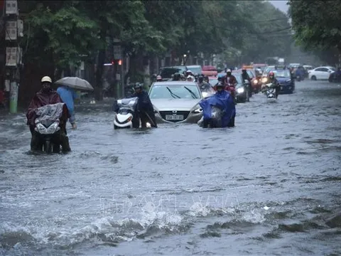 Áp thấp trên Biển Đông có thể gây mưa lớn ở Trung Bộ, Nam Bộ
