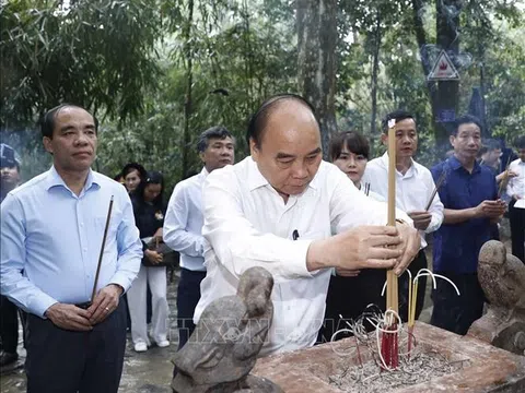 Chủ tịch nước Nguyễn Xuân Phúc dâng hương tại Khu di tích Quốc gia đặc biệt Tân Trào