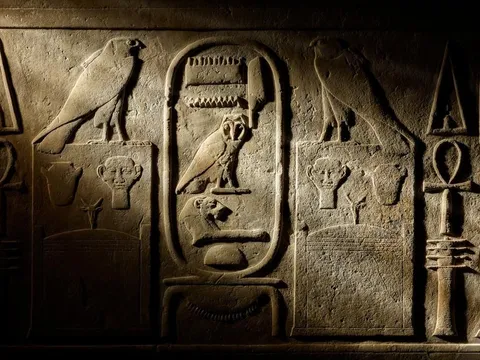 Phiến đá Rosetta – chìa khóa vô giá giải mã Ai Cập cổ đại