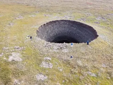 Giải mã những ‘hố tử thần’ khổng lồ bí ẩn ở Siberia