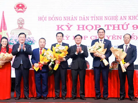 Các ông Bùi Thanh An, Nguyễn Văn Đệ giữ chức Phó Chủ tịch tỉnh Nghệ An