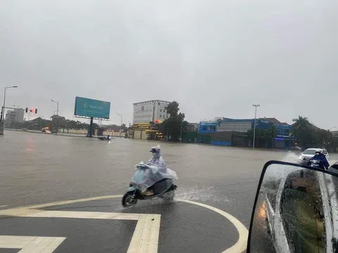 Không khí lạnh gây mưa lớn, TP. Vinh nhiều tuyến phố chìm trong nước