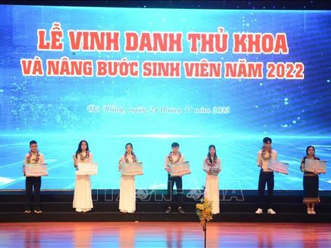 Vinh danh Thủ khoa Đại học Đà Nẵng