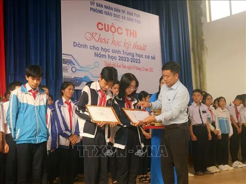 Hai học sinh lớp 9 đoạt giải Nhất với 'Nhà thông minh cho người khuyết tật'