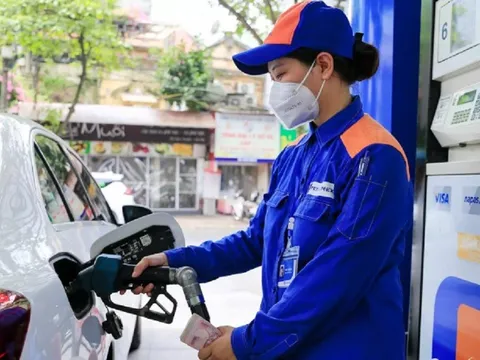 Giá xăng dầu giảm mạnh, xăng RON92 chỉ hơn 20.000/lít