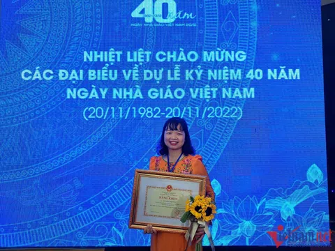 Cô giáo 8X lội bùn lầy, bò qua đập nước xiết đến với học sinh