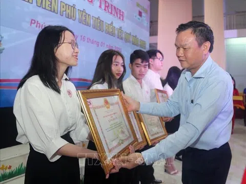 Vinh danh sinh viên tiêu biểu, tặng học bổng cho học sinh khó khăn ở Phú Yên