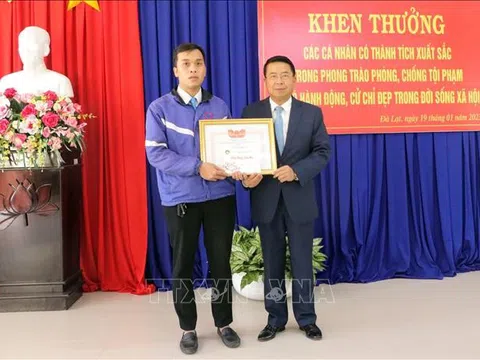 Khen thưởng lái xe trả lại bọc tiền 190 triệu đồng cho du khách bỏ quên