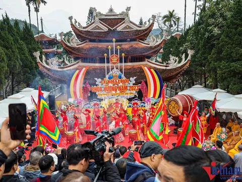 Chùa Hương đông kín khách trong ngày khai hội