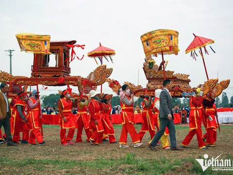 'Vua' đi cày tại Lễ hội Tịch điền sáng mùng 7 Tết