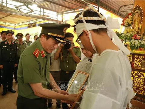 Vụ dùng súng tấn công tại Đắk Lắk: Đoàn công tác Bộ Công an thăm hỏi gia đình các nạn nhân