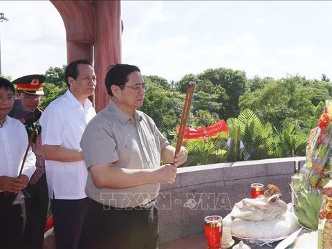 Thủ tướng Phạm Minh Chính viếng nghĩa trang liệt sỹ, thăm gia đình chính sách tại Thừa Thiên Huế và Quảng Trị