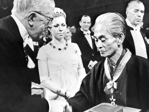 Bi kịch cuộc đời nhà văn Nhật Bản đầu tiên đoạt giải Nobel