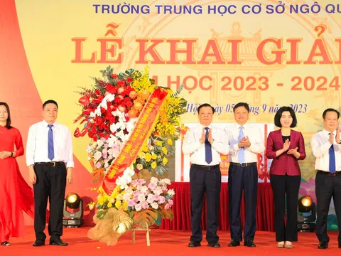 Bí thư Thành ủy Đinh Tiến Dũng dự khai giảng năm học mới tại huyện Đông Anh