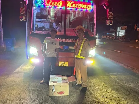 Đắk Lắk: Phát hiện xe ô tô khách chở 400 gói thuốc lá không rõ nguồn gốc