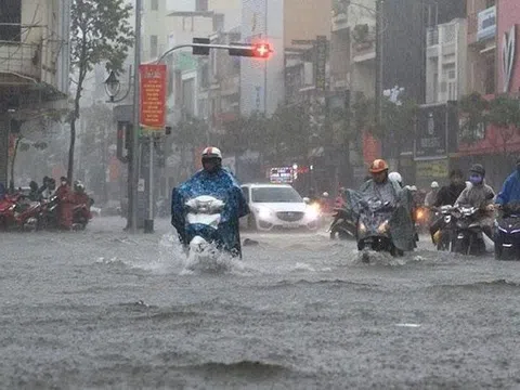 Đà Nẵng mưa lớn đầu mùa, nhiều tuyến đường ngập nước