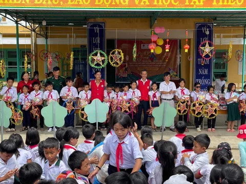 Quảng Nam: Mang Tết Trung thu về với trẻ em nghèo, khuyết tật có hoàn cảnh khó khăn tại vùng biên giới năm 2023