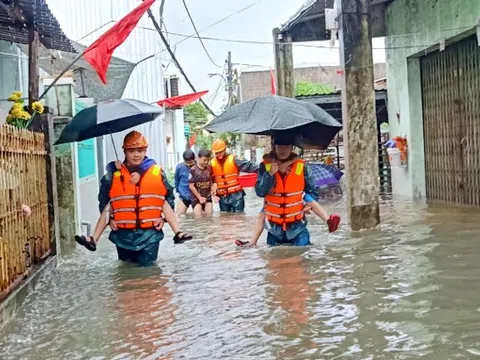 Bộ đội, dân quân dốc sức giúp dân trong lũ