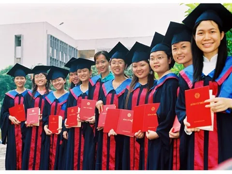 Xây dựng đội ngũ trí thức - Xứng đáng là người cán bộ 'vừa hồng vừa chuyên'