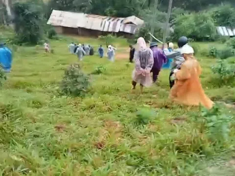 Quảng Nam: Dân làng vượt 30km trong mưa lũ đưa người đi cấp cứu