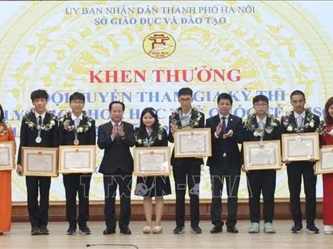 Khen thưởng học sinh đạt thành tích cao trong kỳ thi Olympic Khoa học trẻ quốc tế