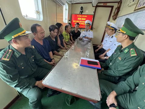 Tàu Hải quân 408 bàn giao 05 ngư dân trên tàu cá BĐ 96827 TS