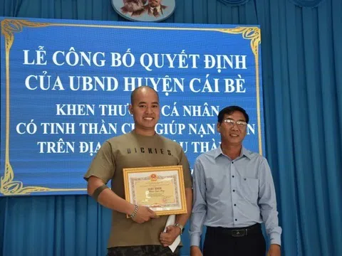 Khen thưởng người cứu giúp bé trai bị đối tượng ngáo đá ném xuống kênh