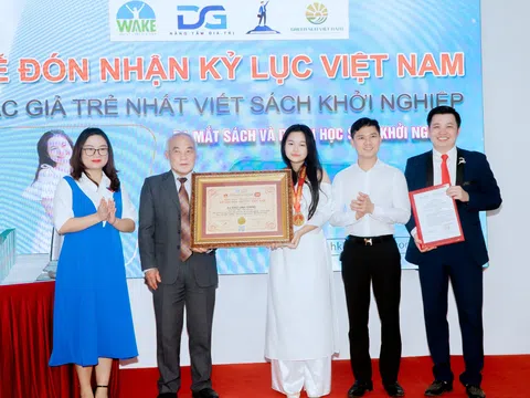 Lễ trao chứng nhận xác lập kỷ lục Việt Nam cho tác giả trẻ nhất viết sách khởi nghiệp