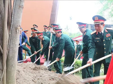 Khánh thành Bức phù điêu 'Bác Hồ nói chuyện với Đại đoàn quân Tiên Phong' tại Đền Hùng