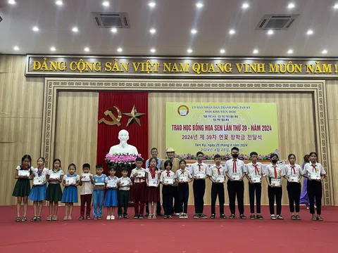 Làng Hoa Sen quốc tế Hàn Quốc trao 100 suất học bổng cho học sinh Tam Kỳ