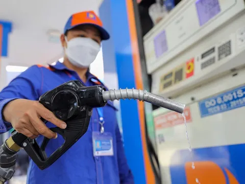 Giá xăng giảm hơn 600 đồng/lít