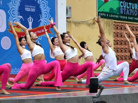 Hơn 2.000 người đồng diễn yoga chào mừng Ngày quốc tế Yoga lần thứ 10