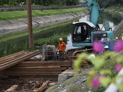 Nguyên nhân khiến nước sông Tô Lịch đột ngột chuyển sang màu xanh