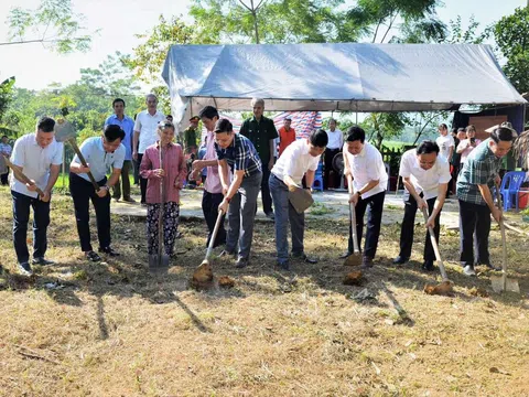 CLB báo chí Phú Thọ thăm, tặng quà cho học sinh và gia đình có hoàn cảnh khó khăn tại Yên Lập và Hạ Hoà