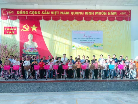 Hàng trăm xe đạp khuyến học đến học sinh nghèo huyện miền núi Nghệ An