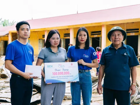 Mang thương yêu đến học trò vùng lũ Yên Bái