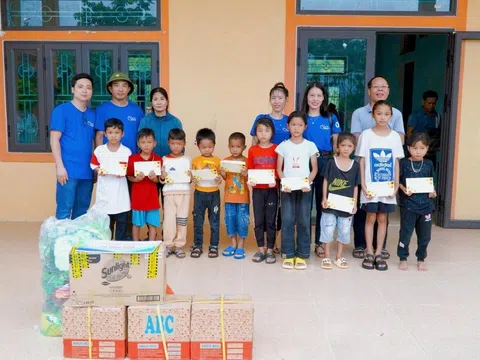 Vạn dặm thương yêu chung tay nâng bước em đến trường