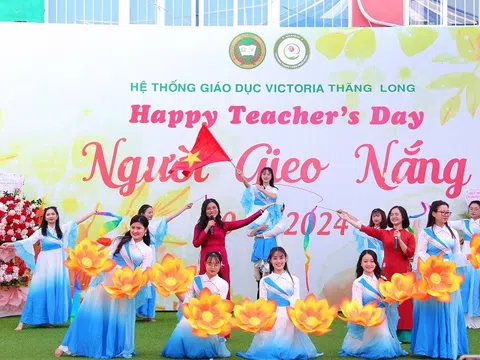 Ấm áp tình thầy trò trong Lễ tri ân “người gieo nắng” tại Trường Tiểu học và THCS Victoria Thăng Long