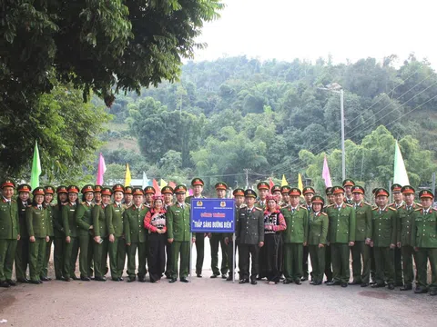 Thanh niên công an Điện Biên phối hợp tổ chức chương trình tặng quà công an xã biên giới và khánh thành công trình “ Thắp sáng đường biên”