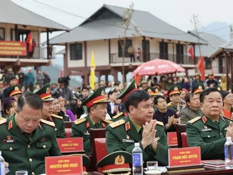 Quân ủy trung ương, Bộ Quốc phòng bàn giao, tặng quà người dân Làng Nủ