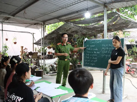 Thiếu tá Chinh mở lớp dạy tiếng Anh nơi biên giới Lai Châu