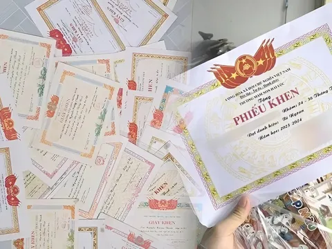 Trào lưu khoe giấy khen của con, hiểm hoạ khó lường