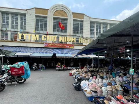 Thủ phủ thời trang lớn nhất miền Bắc “cửa đóng then cài” khi bị kiểm tra