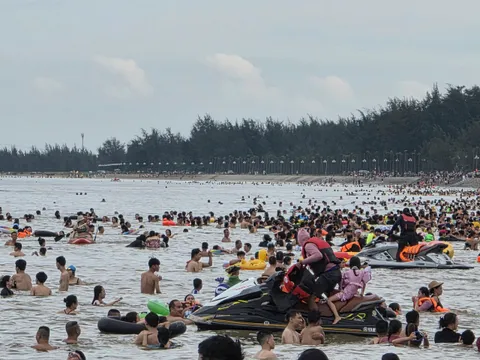 Du lịch Cửa Lò và bài toán "ác mộng mô tô nước" với du khách