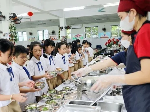 Hà Nội xem xét mở rộng hỗ trợ bữa ăn bán trú cho các cấp học