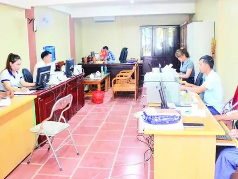 Không chờ điều kiện đủ, cán bộ xã vùng cao Điện Biên chủ động vượt khó để phục vụ nhân dân