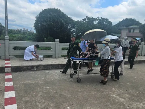 Công an, biên phòng Móng Cái kịp thời hỗ trợ công dân Trung Quốc bị ngất tại cầu Bắc Luân 1