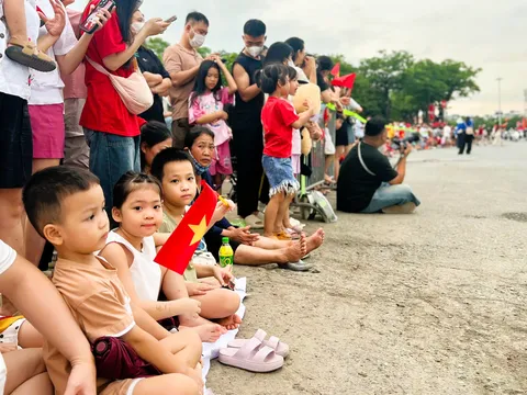 Quảng trường Ba Đình: Biển người háo hức dõi theo bước quân hành