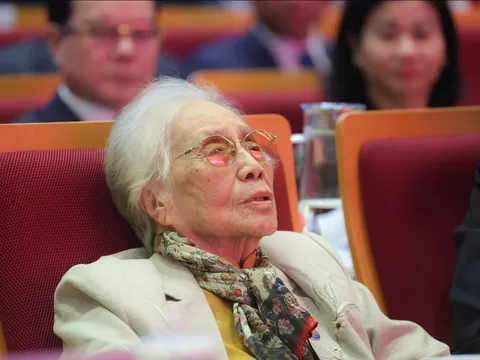 Nguyên Phó Chủ tịch nước Nguyễn Thị Bình được trao tặng danh hiệu Anh hùng Lao động